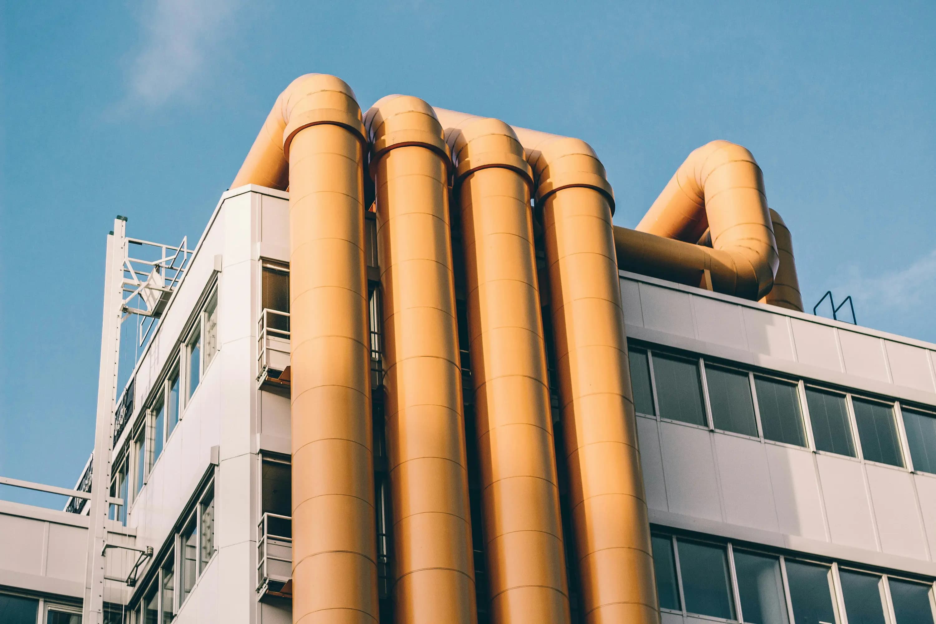 Conduits de désenfumage et de ventilation en façade d'un bâtiment