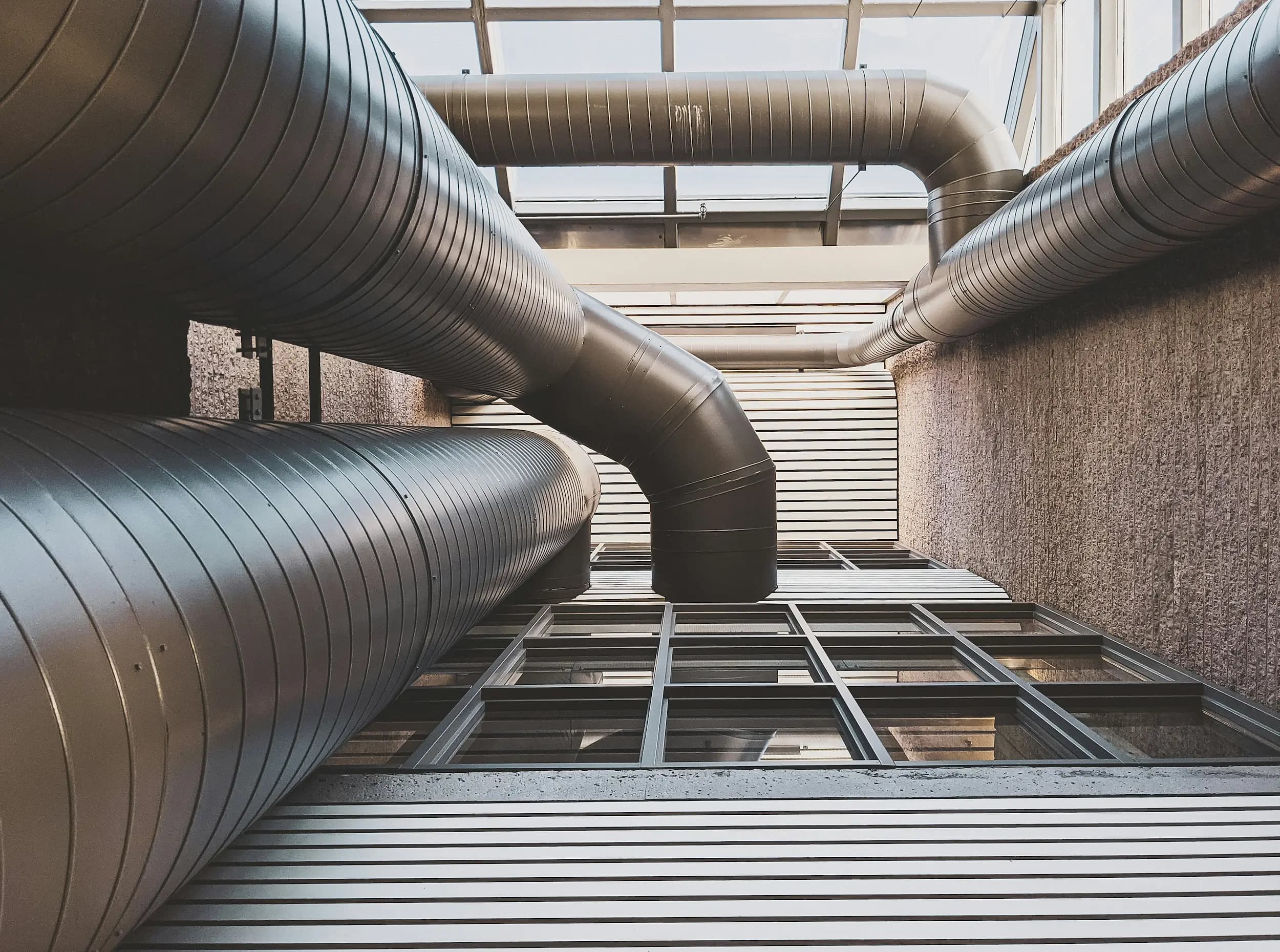 Conduits de ventilation spiralés dans un bâtiment industriel