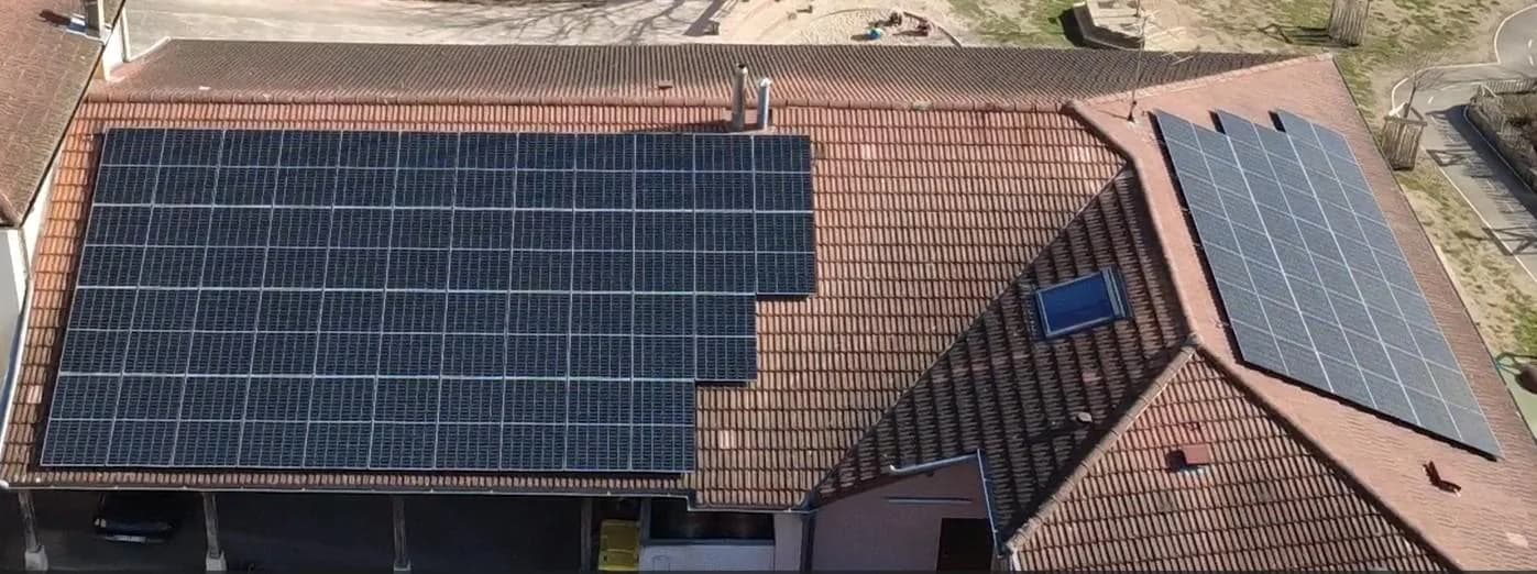 Panneaux photovoltaïques en toiture du restaurant scolaire de Bourg-Saint-Christophe