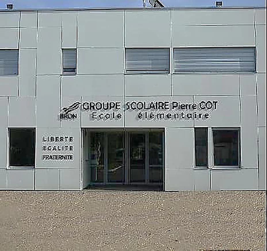 Façade du groupe scolaire Pierre COT à Bron