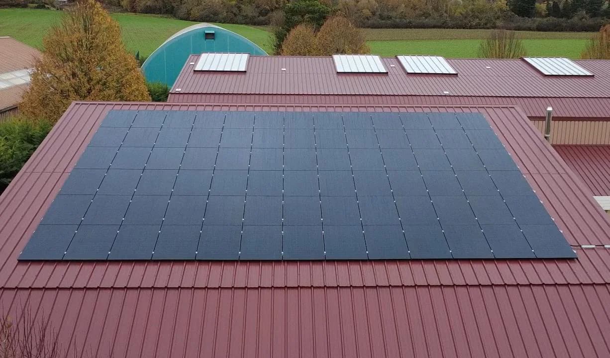 Panneaux photovoltaïques sur la salle de tennis du comité des Yvelines à Feucherolles