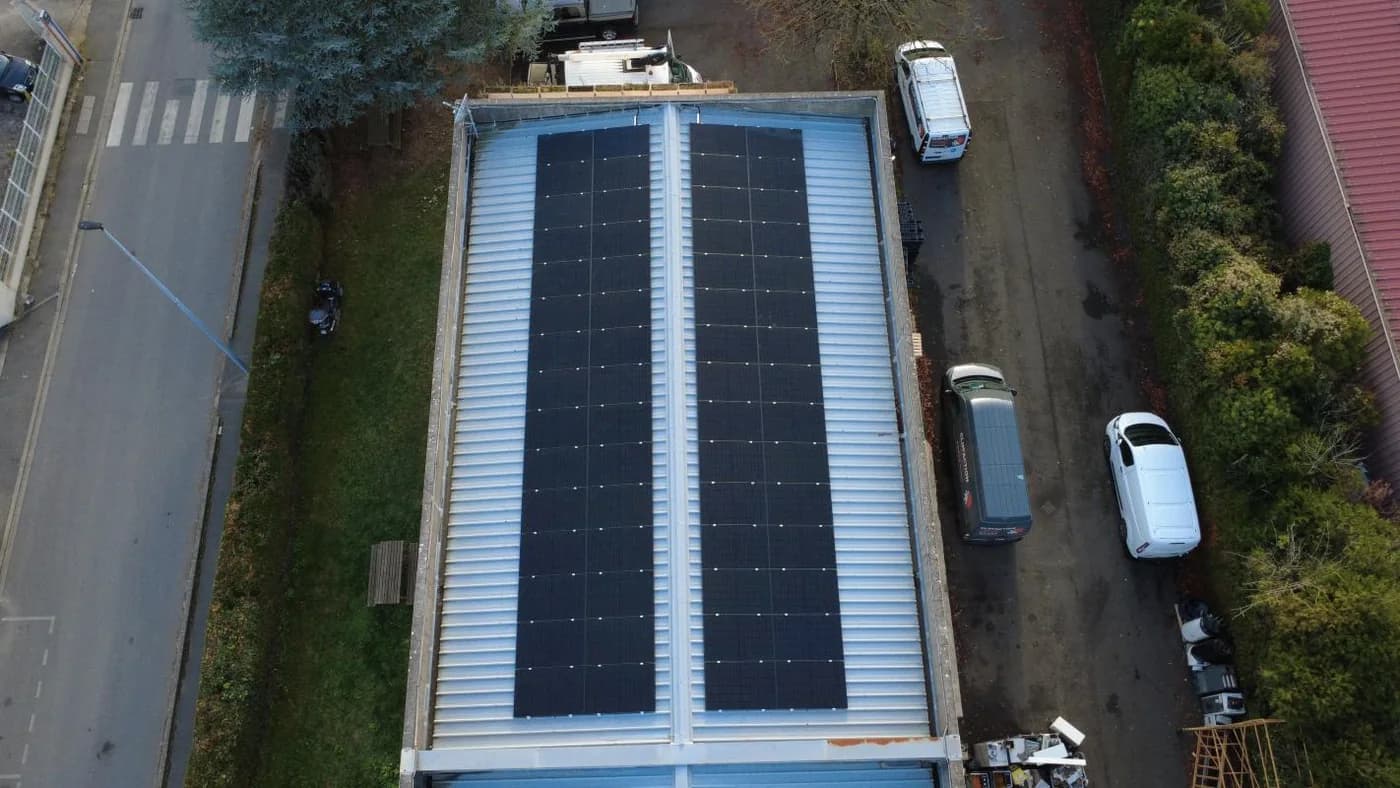 Centrale photovoltaïque en toiture d'un bâtiment de bureaux à Marcoussis