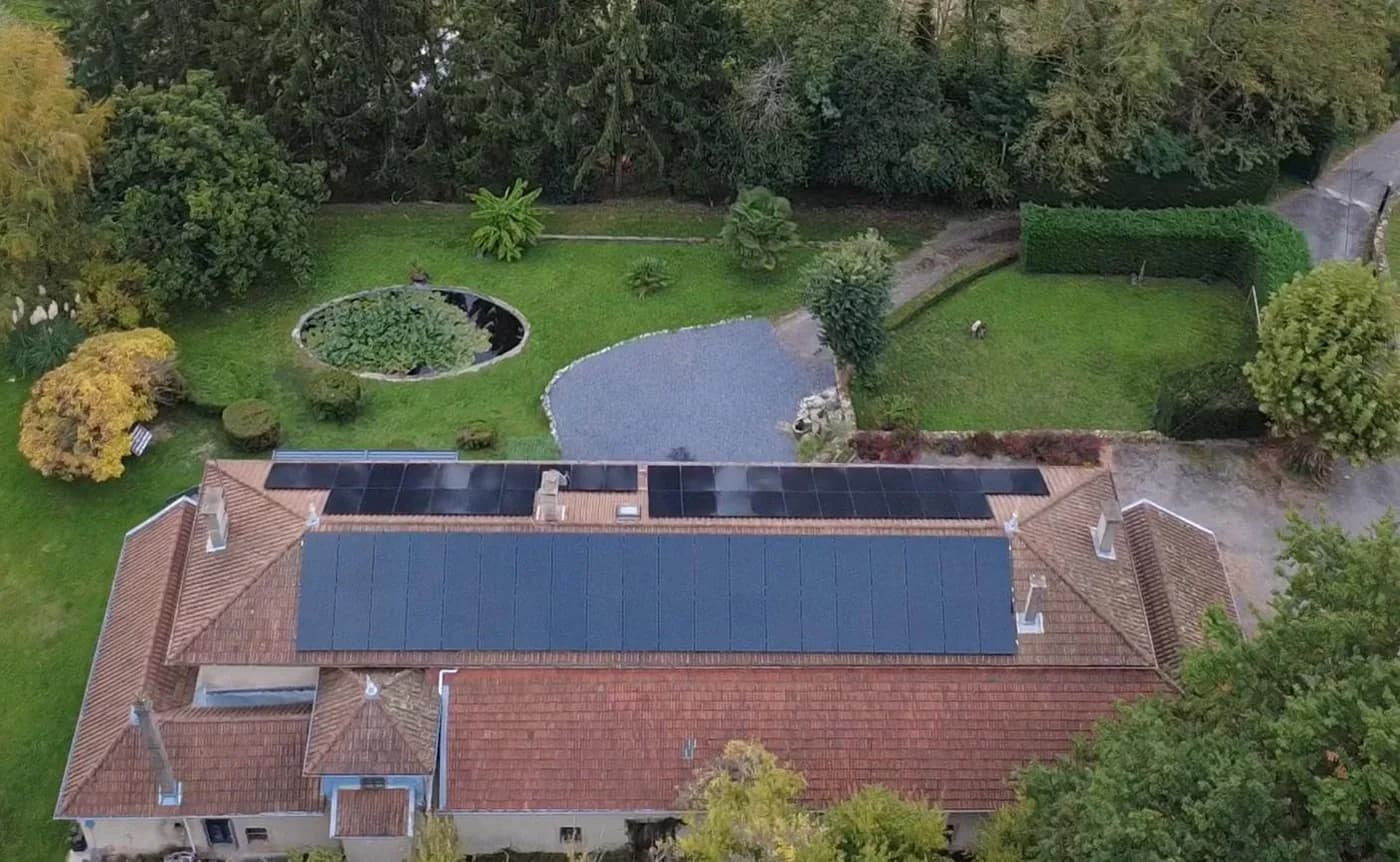 Panneaux photovoltaïques bi-faciaux posés sur une maison à Ornacieux-Balbins, en Isère