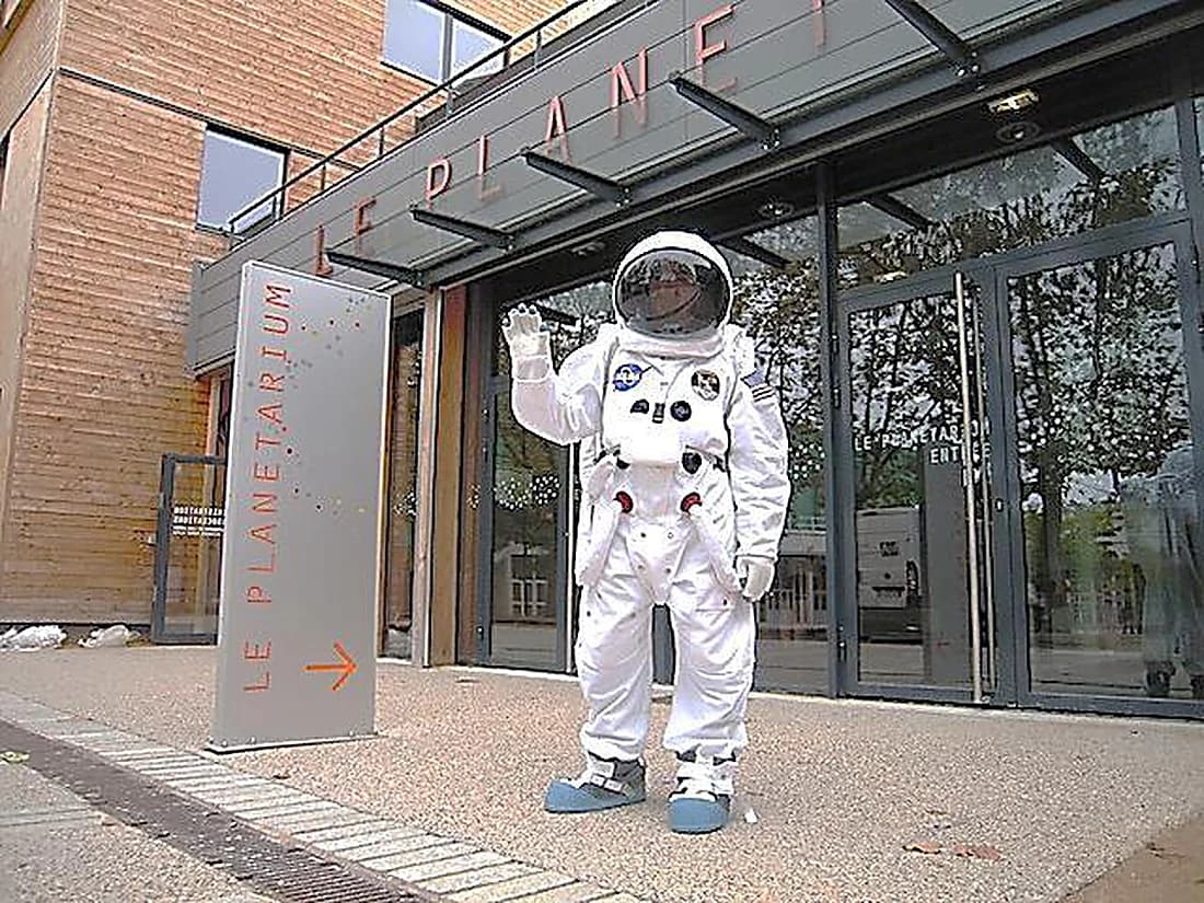 Entrée du pôle d'astronomie et de culture spatiale de Vaulx-en-Velin