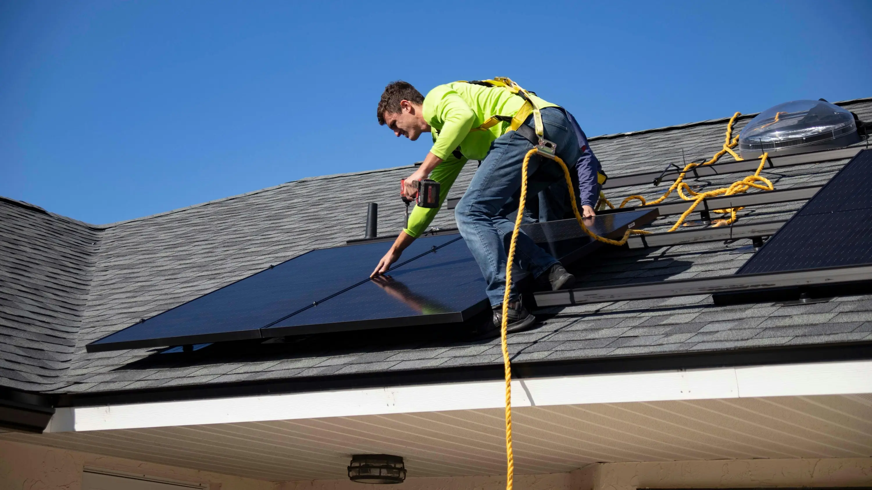 Technicien posant des panneaux solaires photovoltaïques en toiture