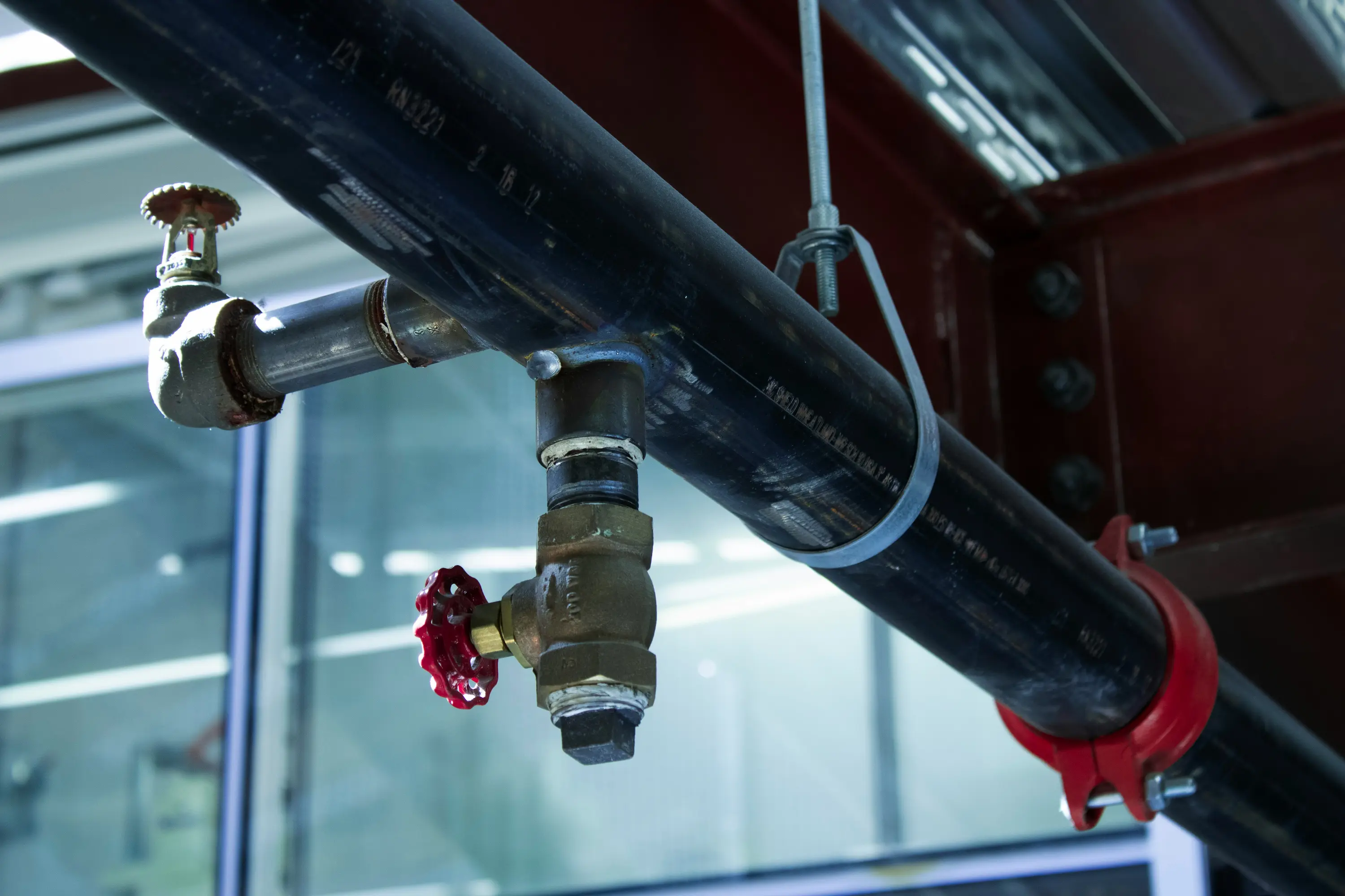 Vannes sur le réseau hydraulique d'une installation sanitaire