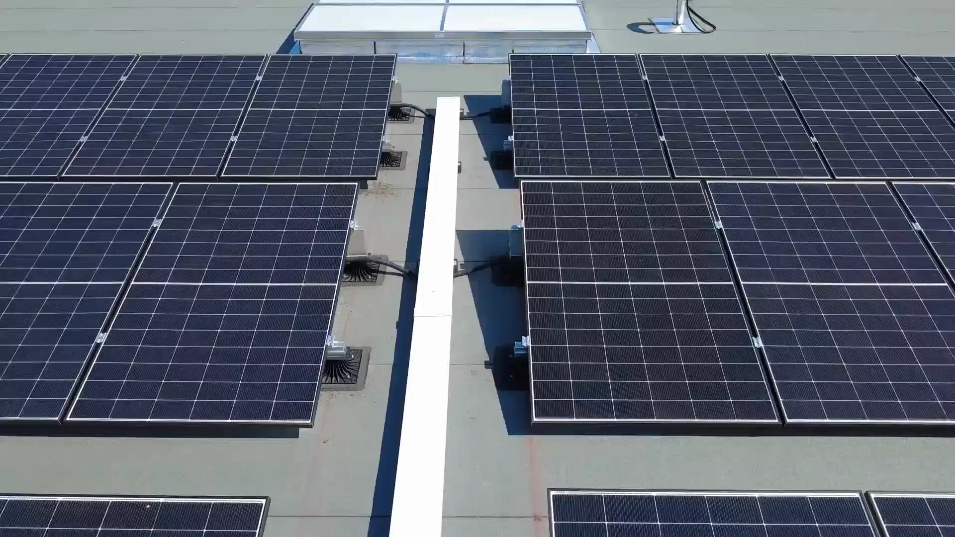 Centrale photovoltaïque en autoconsommation installée sur la toiture d'un bâtiment industriel en Auvergne-Rhône-Alpes